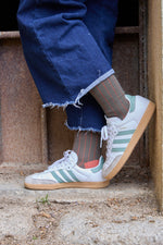 Calcetines caña alta verde bosque, 90 % algodón, 8 % poliamida, 2 % lycra; tejido canalé y logo bordado; tejidos en España.