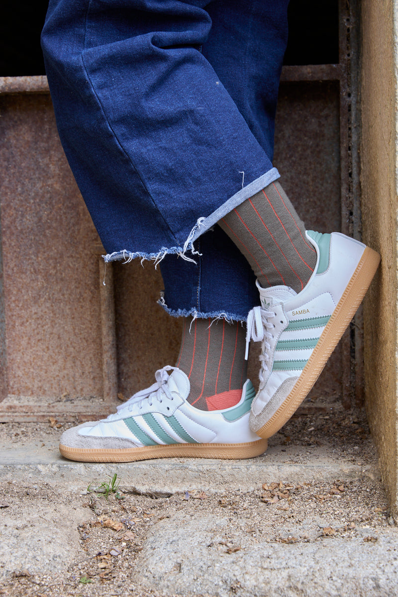 Calcetines caña alta verde bosque, 90 % algodón, 8 % poliamida, 2 % lycra; tejido canalé y logo bordado; tejidos en España.