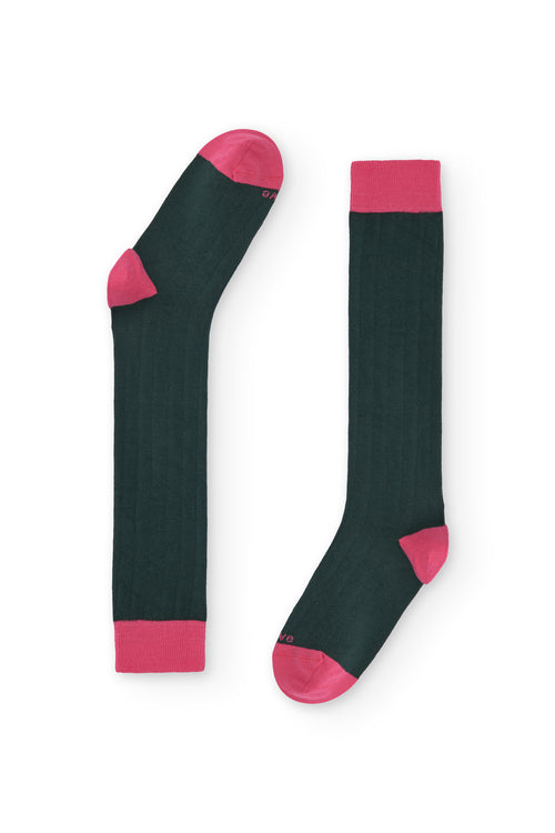 Calcetines verdes de canalé, caña alta, 90 % algodón y logo en la puntera; tejidos en España.