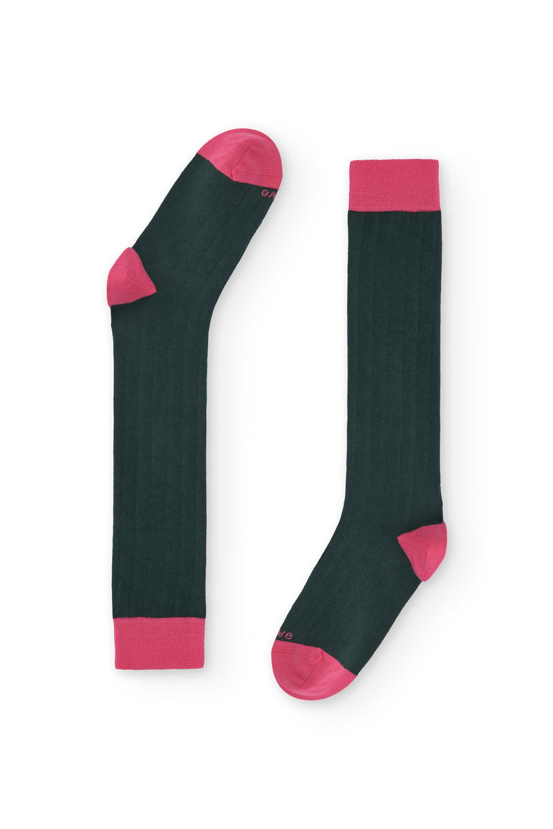 Calcetines verdes de canalé, caña alta, 90 % algodón y logo en la puntera; tejidos en España.