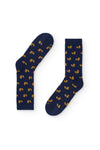 Calcetines azul oscuro de caña media con estampado de patos, 90 % algodón y logo NAIVE en la puntera; tejidos en España.