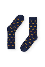 Calcetines azul oscuro de caña media con estampado de patos, 90 % algodón y logo NAIVE en la puntera; tejidos en España.