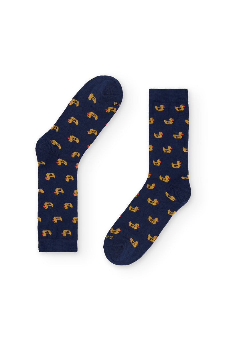 Calcetines azul oscuro de caña media con estampado de patos, 90 % algodón y logo NAIVE en la puntera; tejidos en España.