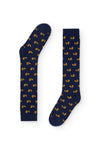 Calcetines azul oscuro con estampado de patitos, caña alta, 90 % algodón y logo NAIVE en la puntera; tejidos en España.