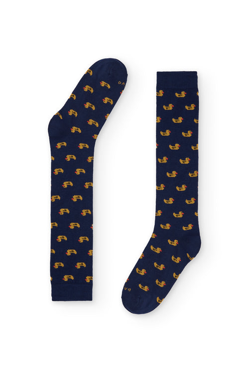 Calcetines azul oscuro con estampado de patitos, caña alta, 90 % algodón y logo NAIVE en la puntera; tejidos en España.