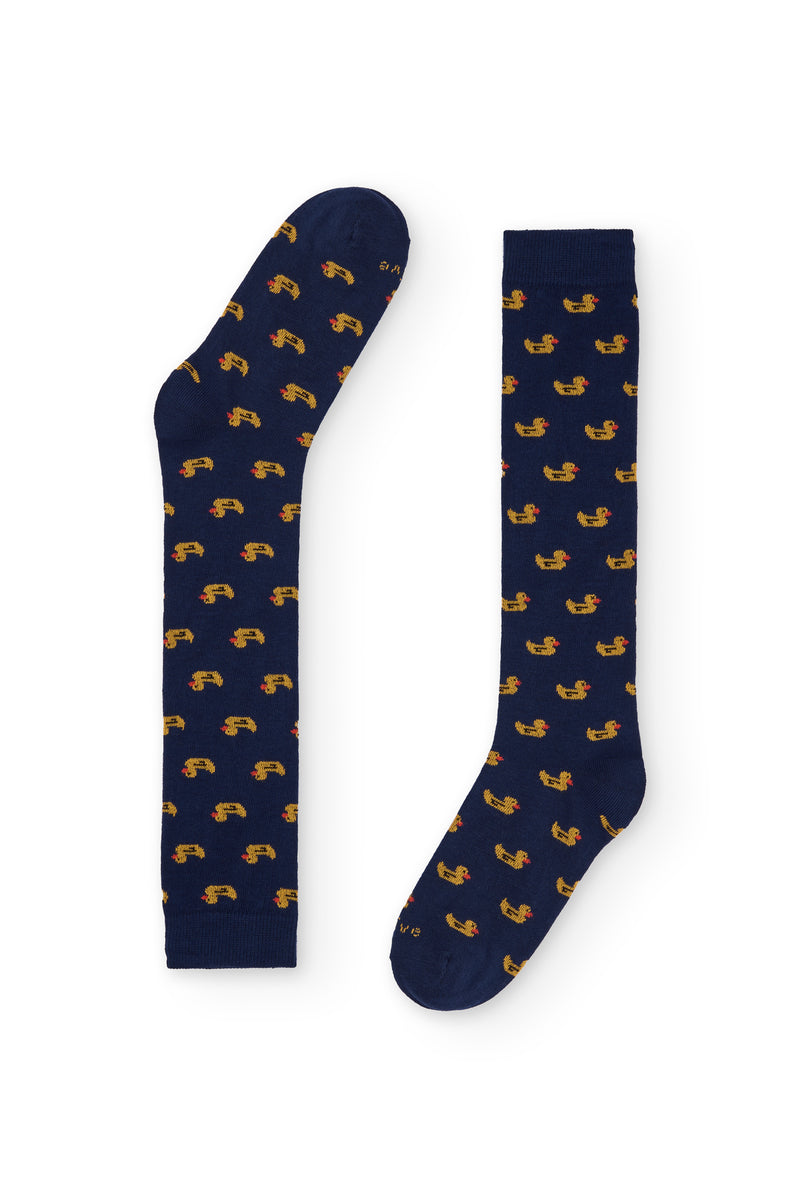 Calcetines azul oscuro con estampado de patitos, caña alta, 90 % algodón y logo NAIVE en la puntera; tejidos en España.