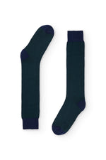 Calcetines azules de caña alta con patrón de espiga, 90 % algodón y logo en la puntera, tejidos en España.
