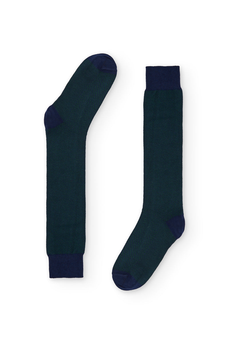 Calcetines azules de caña alta con patrón de espiga, 90 % algodón y logo en la puntera, tejidos en España.