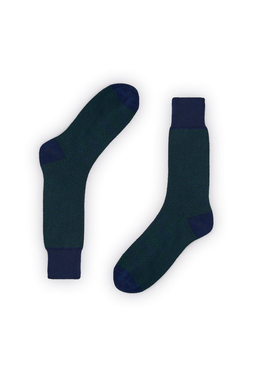 Calcetines azules de caña media con patrón de espiga, 90 % algodón y logo en la puntera; tejidos en España.