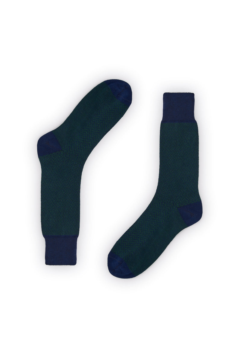 Calcetines azules de caña media con patrón de espiga, 90 % algodón y logo en la puntera; tejidos en España.