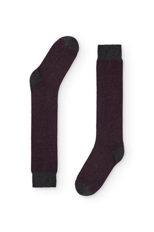 Calcetines burdeos de caña alta con patrón de espiga, 90 % algodón y logo en la puntera; tejidos en España.