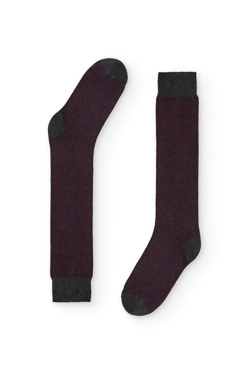 Calcetines burdeos de caña alta con patrón de espiga, 90 % algodón y logo en la puntera; tejidos en España.