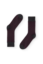 Calcetines burdeos de caña media con patrón de espiga, 90 % algodón y logo en la puntera; tejidos en España.