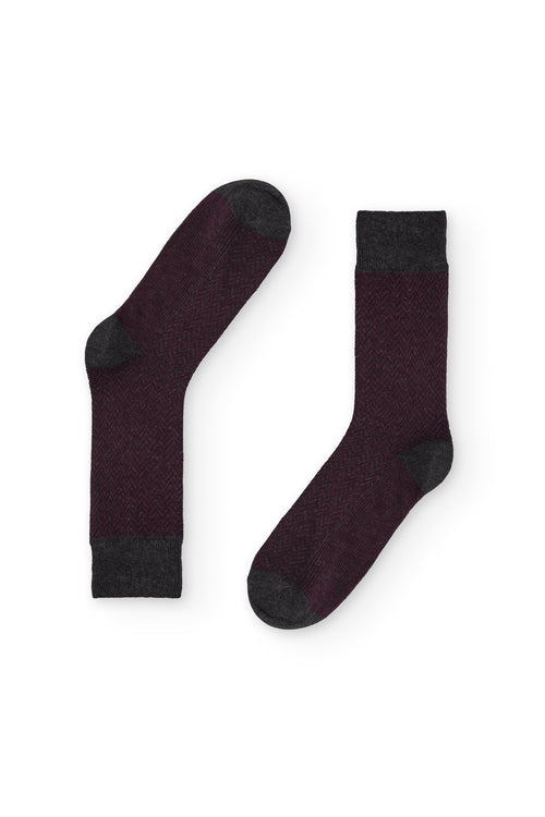 Calcetines burdeos de caña media con patrón de espiga, 90 % algodón y logo en la puntera; tejidos en España.