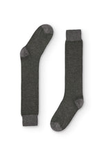 Calcetines gris de caña larga con patrón de espiga, 90 % algodón y logo en la puntera, tejidos en España.