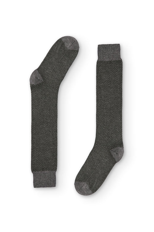 Calcetines gris de caña larga con patrón de espiga, 90 % algodón y logo en la puntera, tejidos en España.