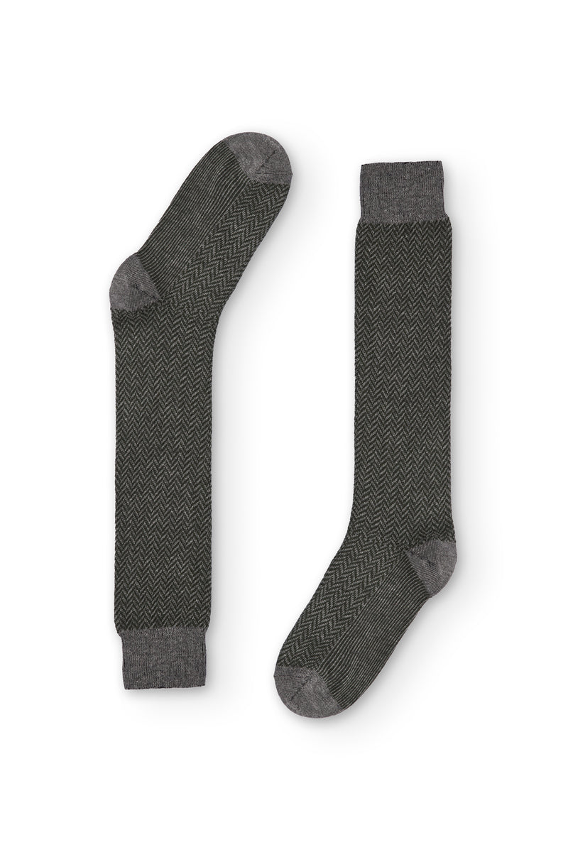 Calcetines gris de caña larga con patrón de espiga, 90 % algodón y logo en la puntera, tejidos en España.