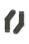 Calcetines grises de caña media con patrón de espiga, 90 % algodón y logo en la puntera, tejidos en España.
