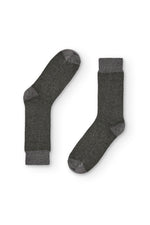 Calcetines grises de caña media con patrón de espiga, 90 % algodón y logo en la puntera, tejidos en España.