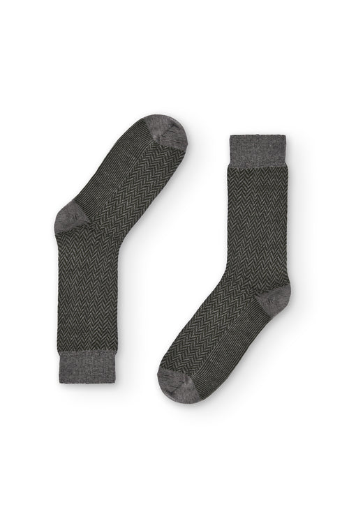 Calcetines grises de caña media con patrón de espiga, 90 % algodón y logo en la puntera, tejidos en España.
