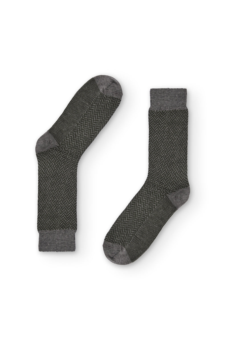 Calcetines grises de caña media con patrón de espiga, 90 % algodón y logo en la puntera, tejidos en España.