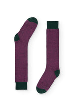 Calcetines verde con espiga rosa, caña alta, 90 % algodón y logo en la puntera, tejidos en España.