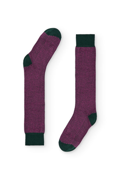 Calcetines verde con espiga rosa, caña alta, 90 % algodón y logo en la puntera, tejidos en España.