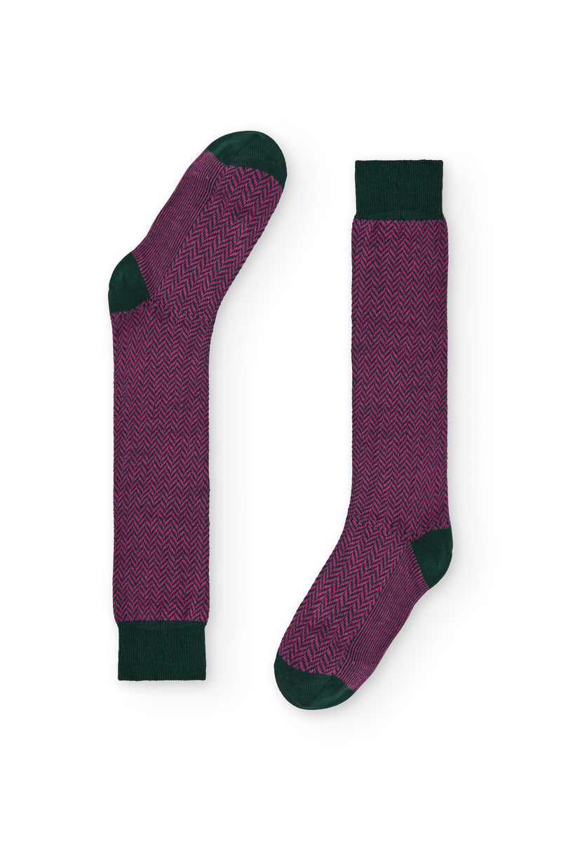 Calcetines verde con espiga rosa, caña alta, 90 % algodón y logo en la puntera, tejidos en España.