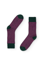 Calcetines de caña media verde con patrón de espiga rosa, 90 % algodón y logo en la puntera, tejidos en España.