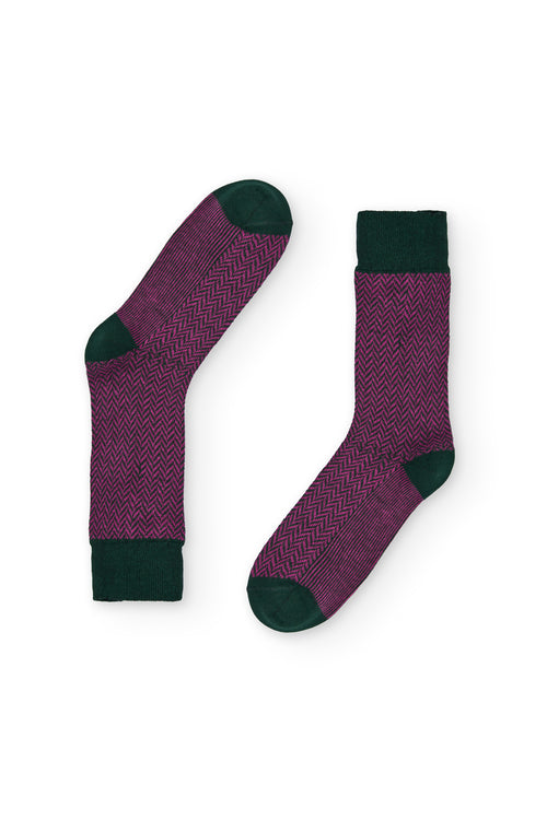 Calcetines de caña media verde con patrón de espiga rosa, 90 % algodón y logo en la puntera, tejidos en España.