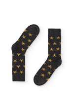 Calcetines de caña media con estampado de estrellas, 90 % algodón y logo NAIVE en la puntera; tejidos en España.