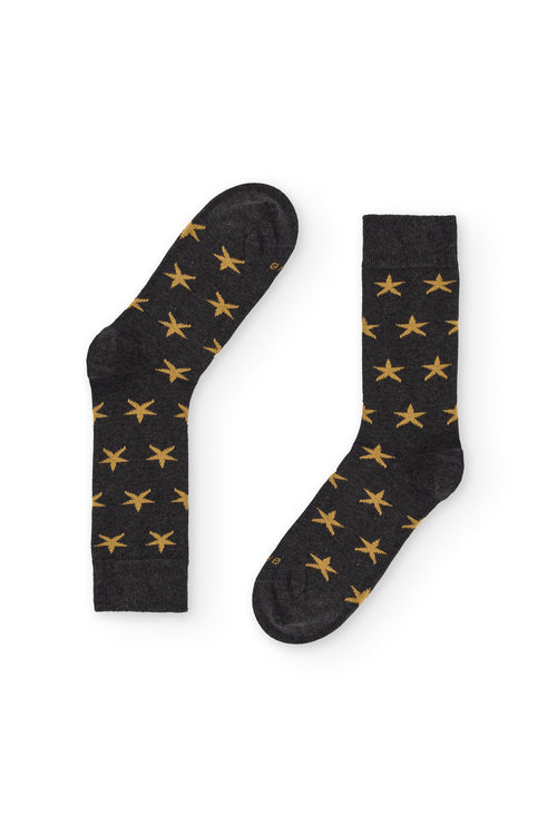 Calcetines de caña media con estampado de estrellas, 90 % algodón y logo NAIVE en la puntera; tejidos en España.