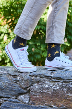 Calcetines premium de caña media con motivo de estrellitas, 90 % algodón y logo en la puntera; confeccionados artesanalmente en España.