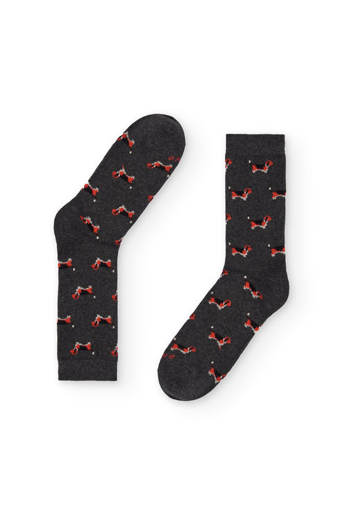 Calcetines gris oscuro con estampado de perros beagle, caña media, 90 % algodón y logo en la puntera, tejidos en España.