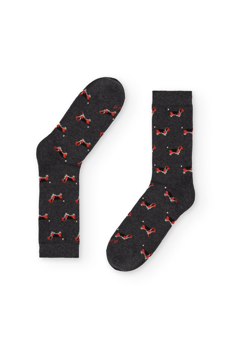 Calcetines gris oscuro con estampado de perros beagle, caña media, 90 % algodón y logo en la puntera, tejidos en España.