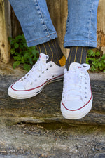 Calcetines gris carbón de canalé, caña alta y logo bordado; 90 % algodón, hechos artesanalmente en España.