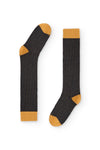 Calcetines de canalé gris oscuro, caña alta, 90 % algodón y logo NAIVE en la puntera; tejidos en España.