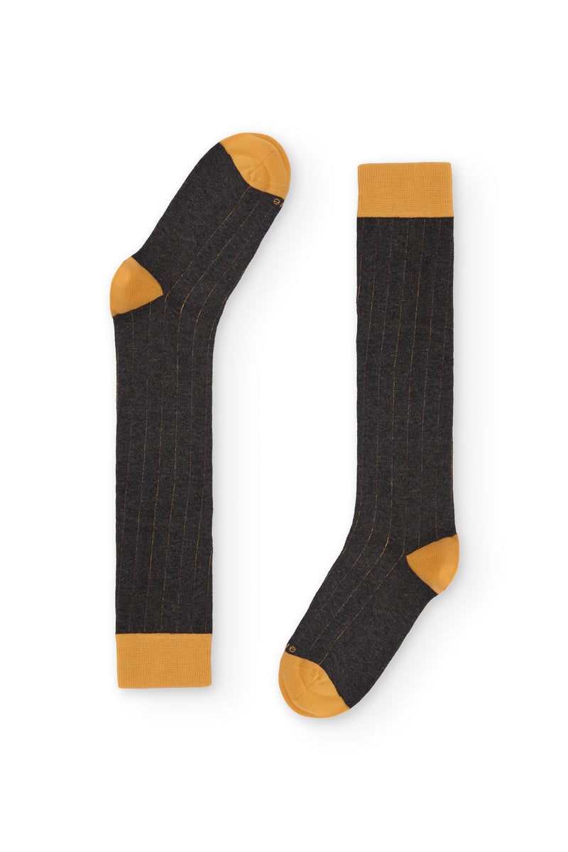 Calcetines de canalé gris oscuro, caña alta, 90 % algodón y logo NAIVE en la puntera; tejidos en España.