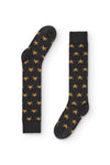 Calcetines gris oscuro de caña alta con estrellas amarillas, 90 % algodón y logo NAIVE en la puntera; tejidos en España.