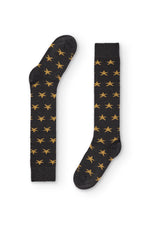 Calcetines gris oscuro de caña alta con estrellas amarillas, 90 % algodón y logo NAIVE en la puntera; tejidos en España.