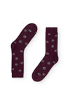 Calcetines burdeos con estampado de huellas, caña media, 90 % algodón y logo en la puntera, tejidos en España.