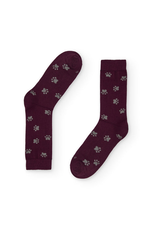 Calcetines burdeos con estampado de huellas, caña media, 90 % algodón y logo en la puntera, tejidos en España.