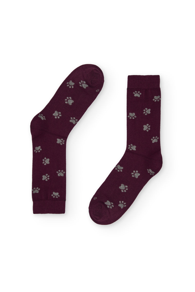 Calcetines burdeos con estampado de huellas, caña media, 90 % algodón y logo en la puntera, tejidos en España.