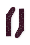 Calcetines burdeos de caña alta con estampado de huellas, 90 % algodón y logo en la puntera, tejidos en España.