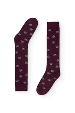 Calcetines burdeos de caña alta con estampado de huellas, 90 % algodón y logo en la puntera, tejidos en España.