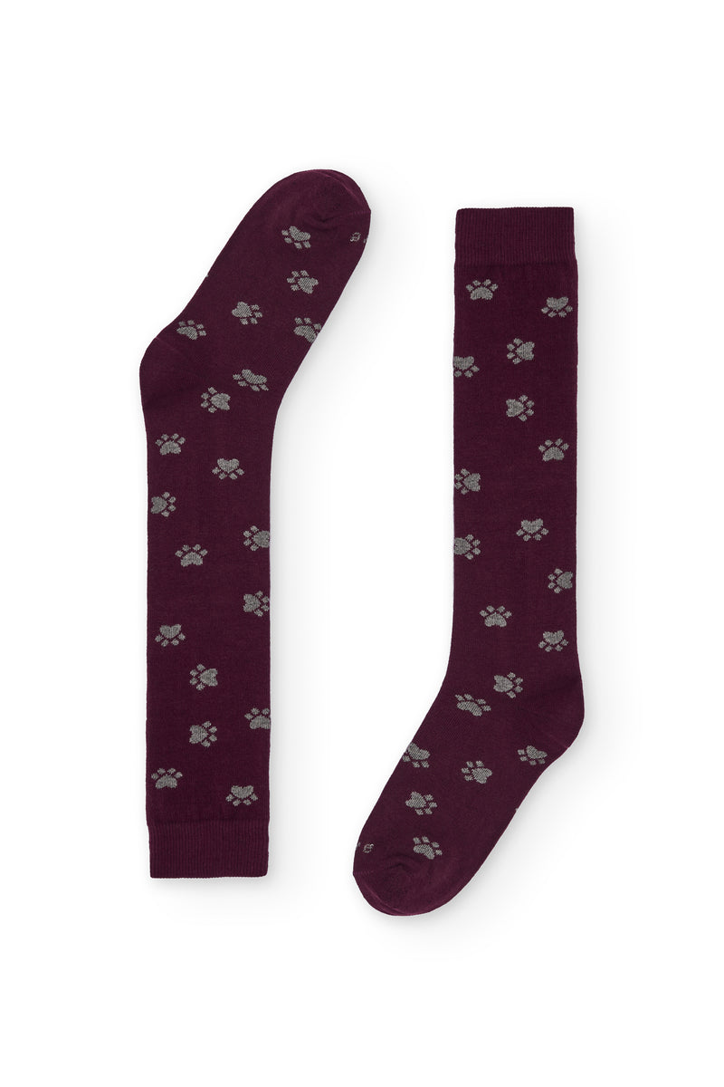 Calcetines burdeos de caña alta con estampado de huellas, 90 % algodón y logo en la puntera, tejidos en España.