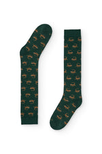 Calcetines verdes de caña alta con estampado de monos, 90 % algodón y logo en la puntera, tejidos en España.