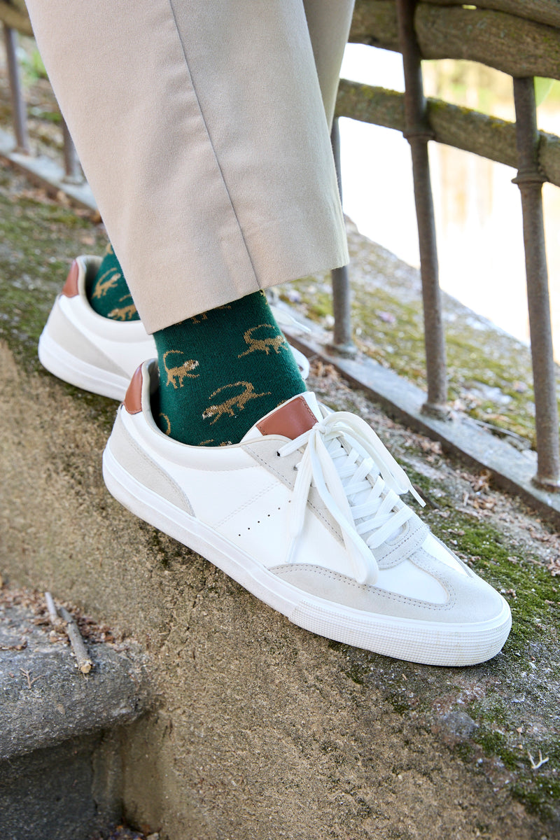 Calcetines verdes con estampado de monos, 90 % algodón y logo NAIVE en la puntera; tejidos en España.