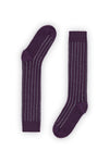 Calcetines púrpura de canalé, caña alta, con hilo metalizado gris, 90 % algodón y logo NAIVE en la puntera, tejidos en España.