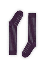 Calcetines púrpura de canalé, caña alta, con hilo metalizado gris, 90 % algodón y logo NAIVE en la puntera, tejidos en España.